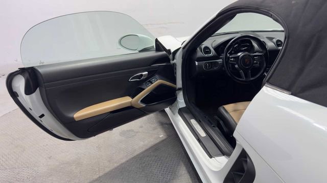 Used 2018 Porsche 718 Boxster image 16