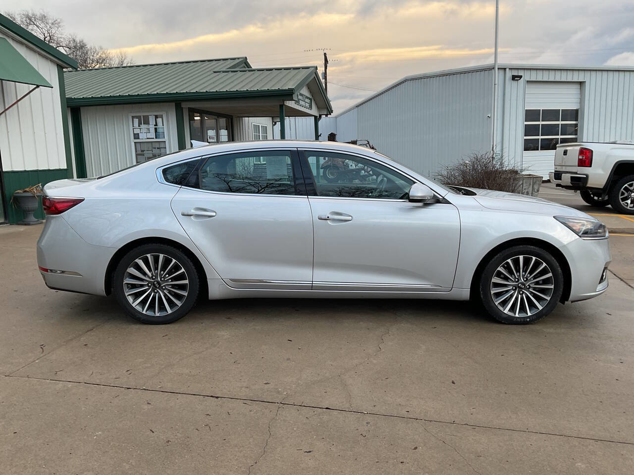 Used 2017 Kia Cadenza Premium w/ Luxury Package image 2