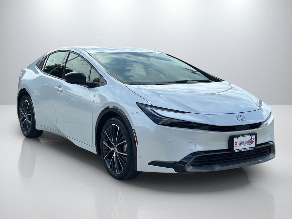 Used 2023 Toyota Prius XLE FWD image 3