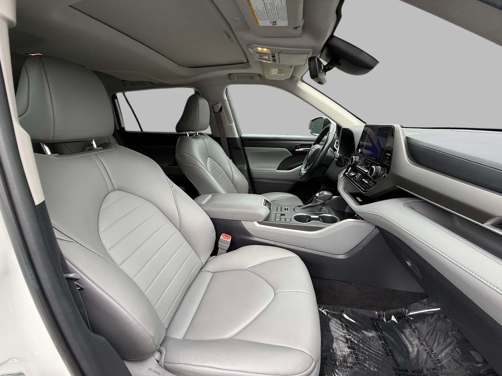 Used 2023 Toyota Highlander XLE AWD/4WD image 14
