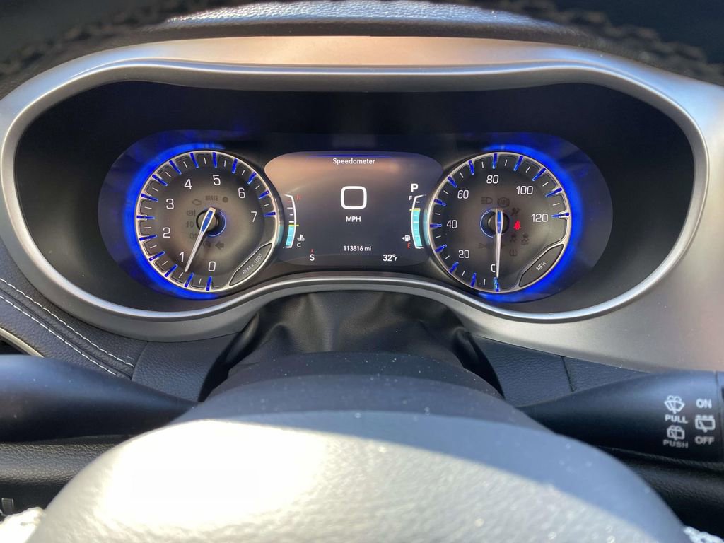 Used 2021 Chrysler Pacifica Touring-L w/ Uconnect Theater Family Group image 39