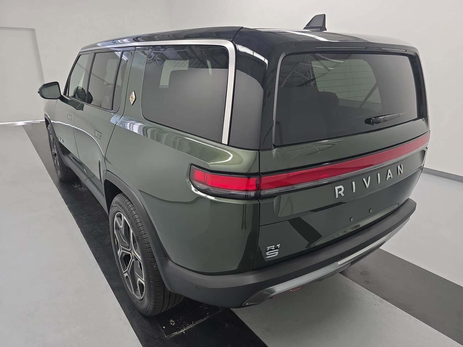 Used 2025 Rivian R1S Adventure AWD/4WD image 3
