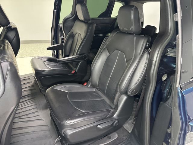 Used 2021 Chrysler Pacifica Touring-L w/ S Appearance Package FWD image 2