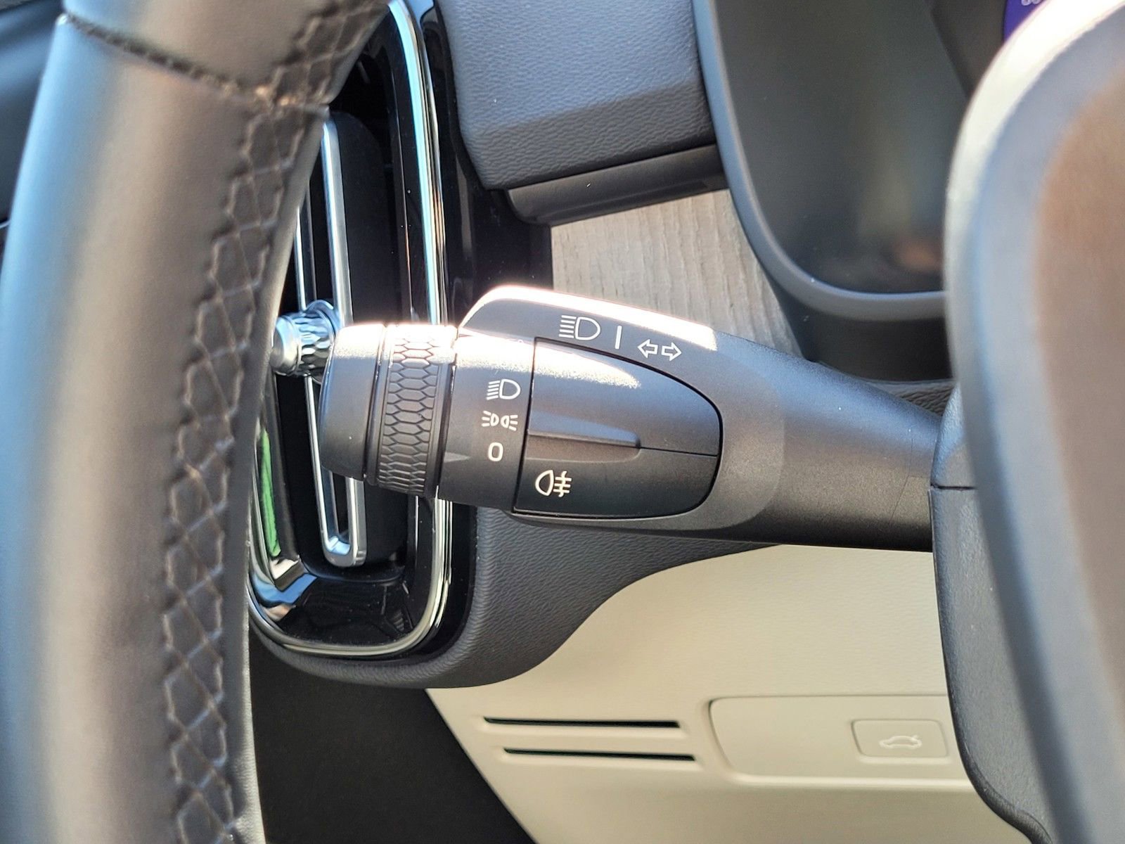 Certified 2023 Volvo XC40 B5 Plus w/ Driver Assist Package image 18