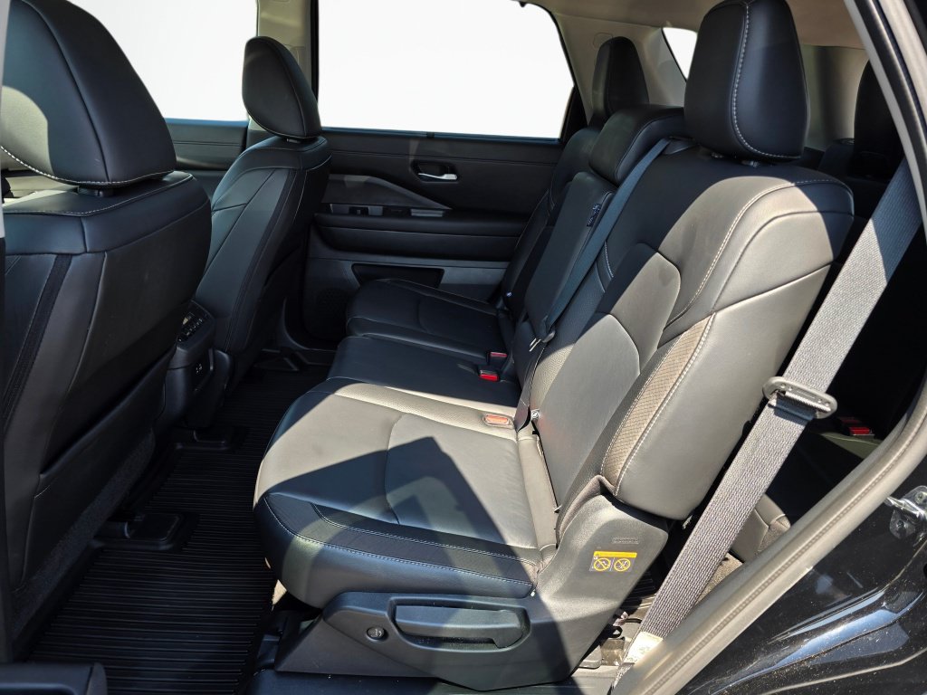 Used 2025 Nissan Pathfinder SL AWD/4WD image 18