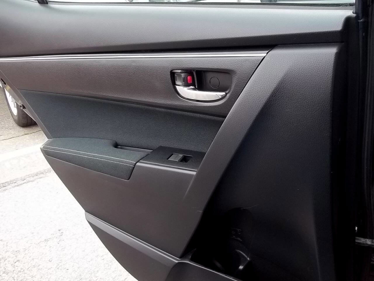 Used 2017 Toyota Corolla LE image 10