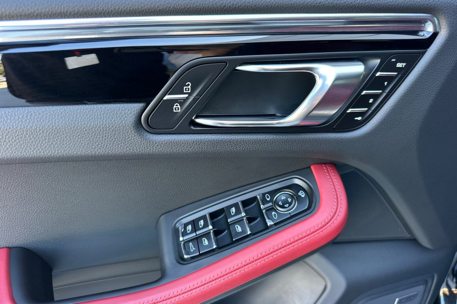 Certified 2024 Porsche Macan AWD/4WD image 12