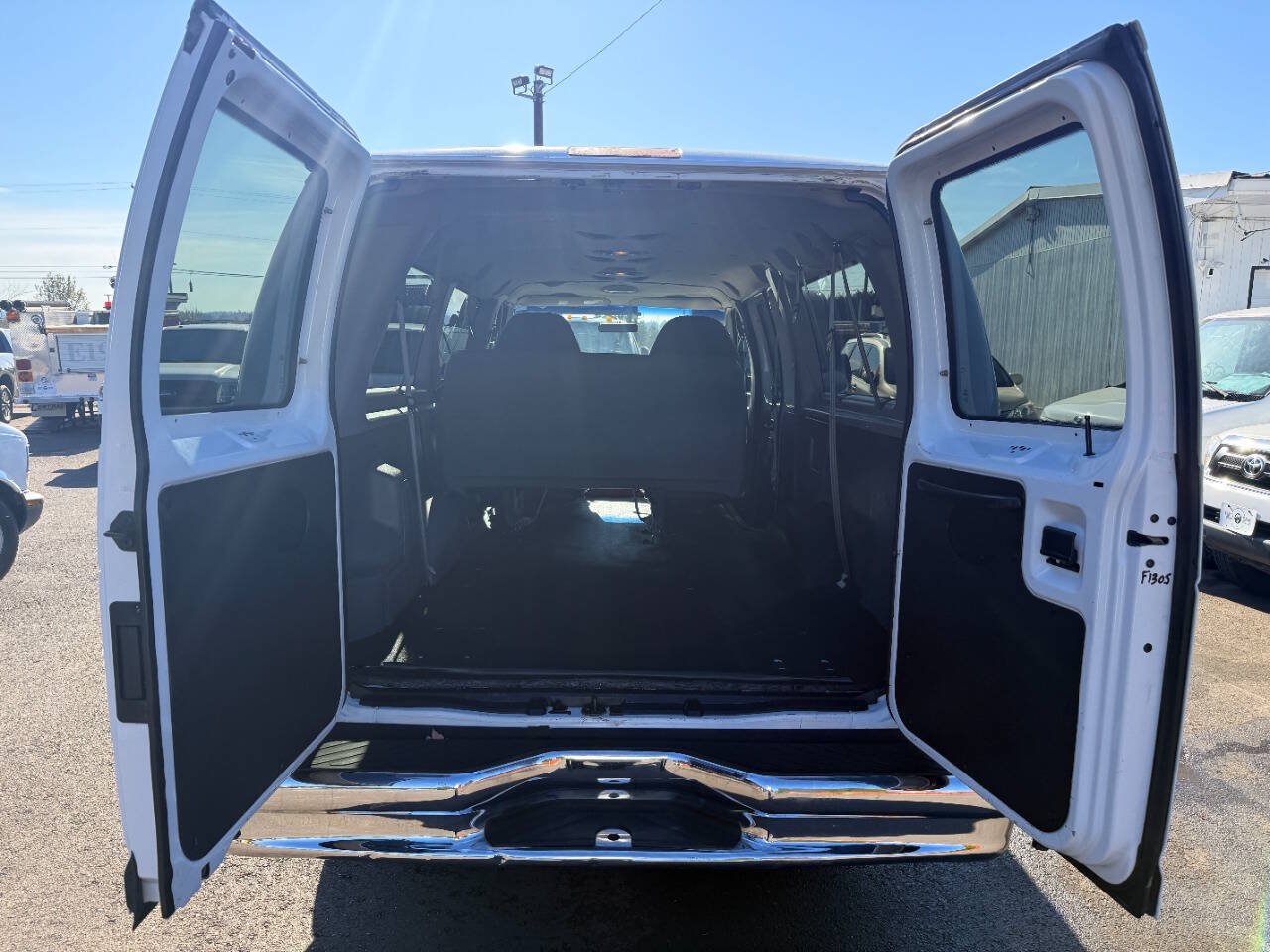 Used 2005 Ford E-350 and Econoline 350 XL RWD image 9