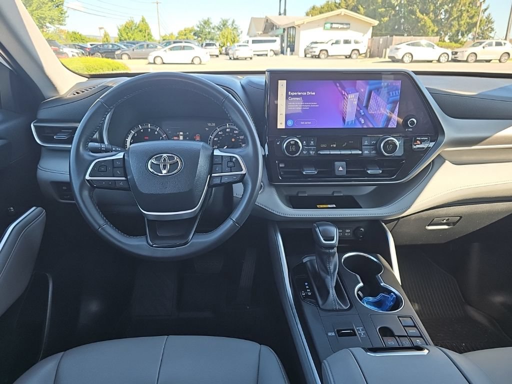 Used 2023 Toyota Highlander XLE FWD image 2
