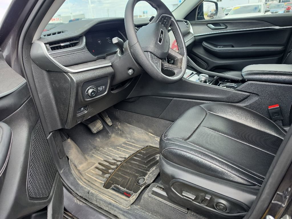 Used 2023 Jeep Grand Cherokee Limited w/ Luxury Tech Group II AWD/4WD image 14