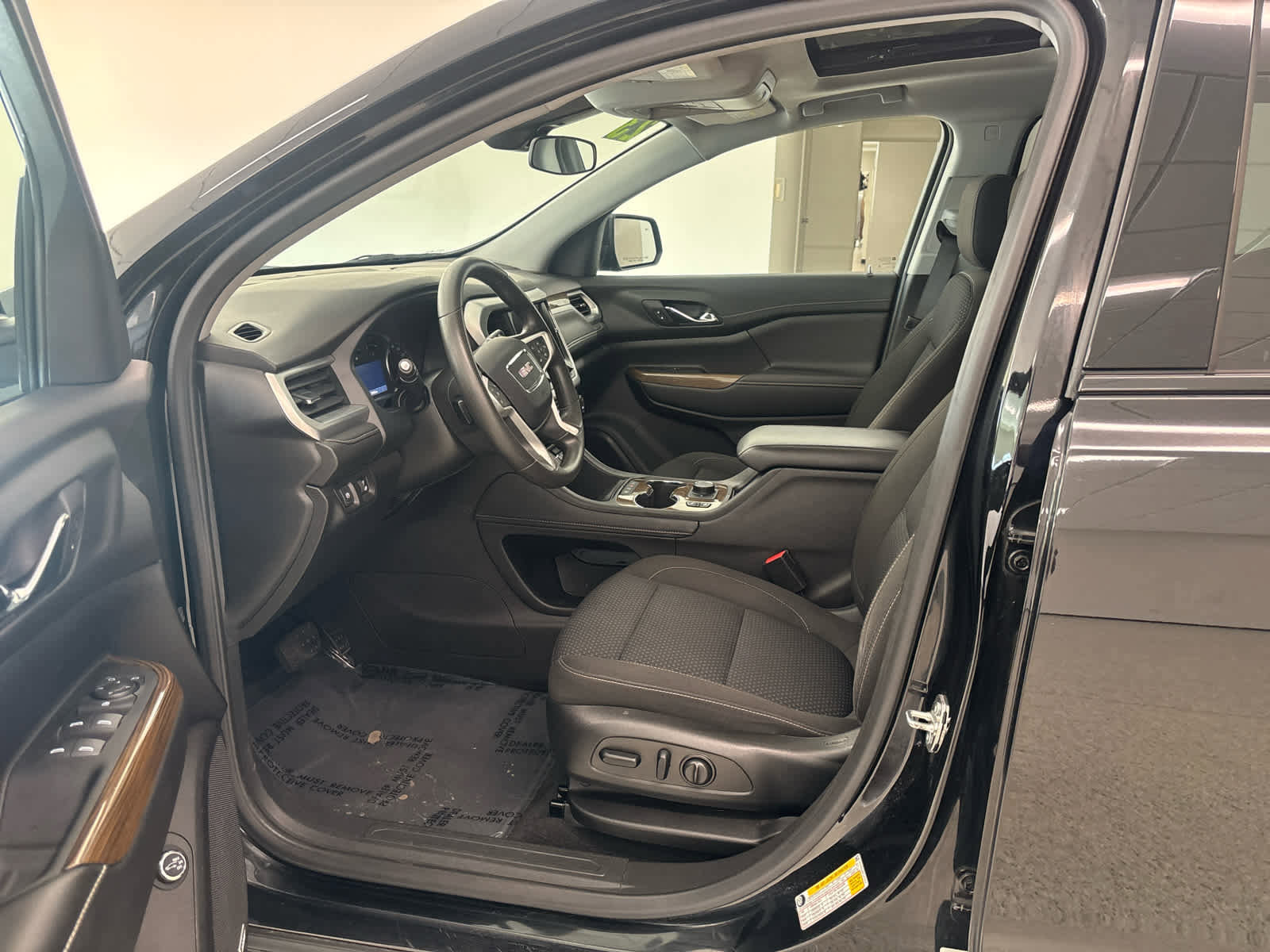 Used 2023 GMC Acadia SLE w/ Driver Convenience Package image 18