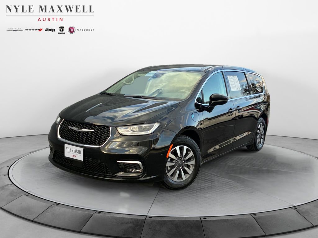 Used 2024 Chrysler Pacifica Select image 1