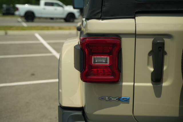 Used 2022 Jeep Wrangler Unlimited Sahara AWD/4WD image 39