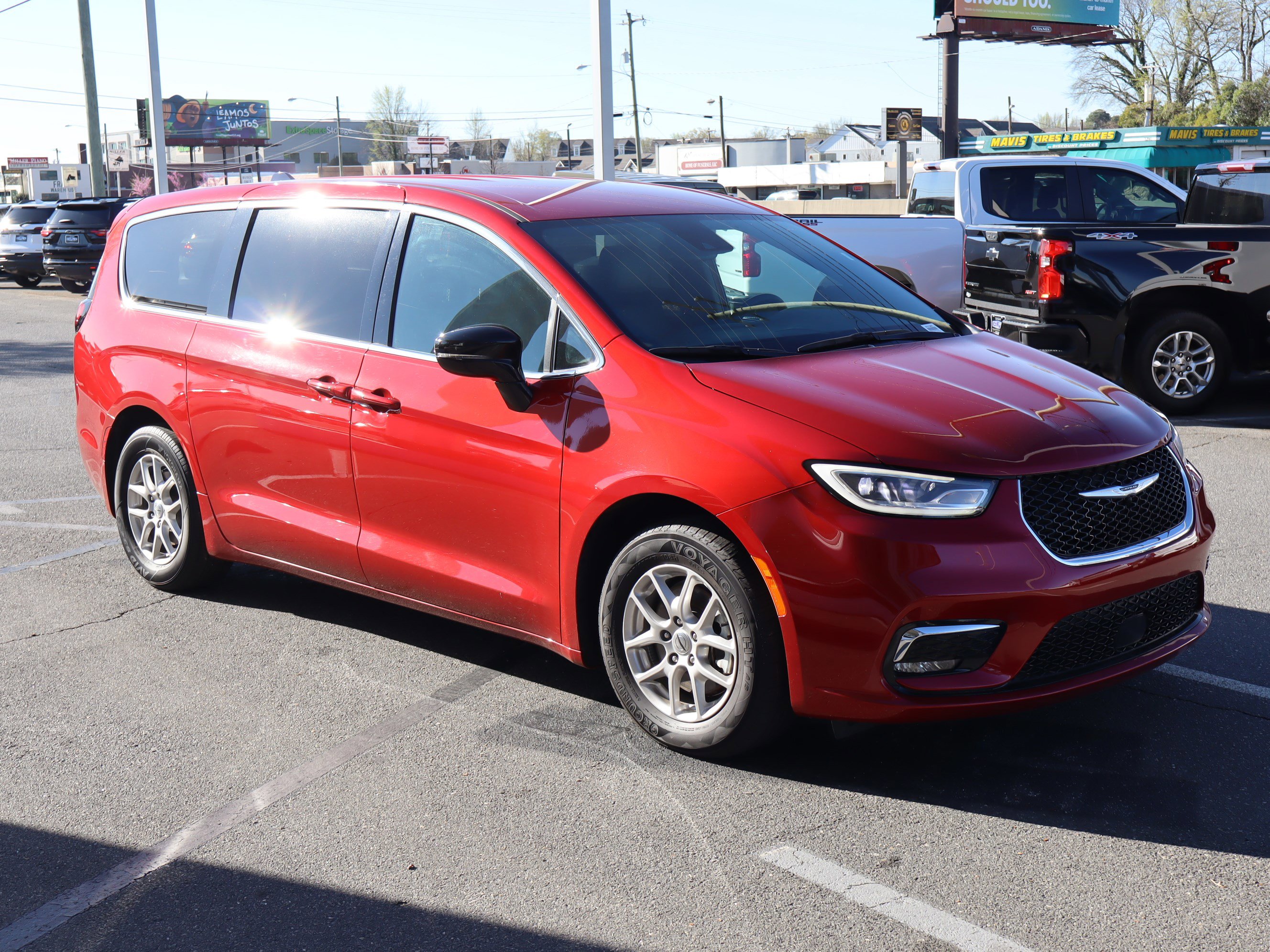 Used 2025 Chrysler Pacifica Select image 2