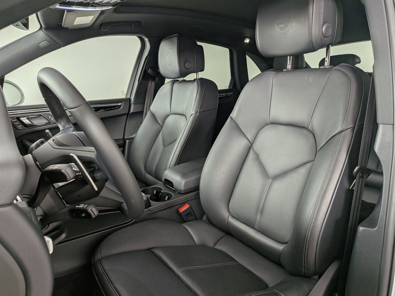 Certified 2025 Porsche Macan AWD/4WD image 5