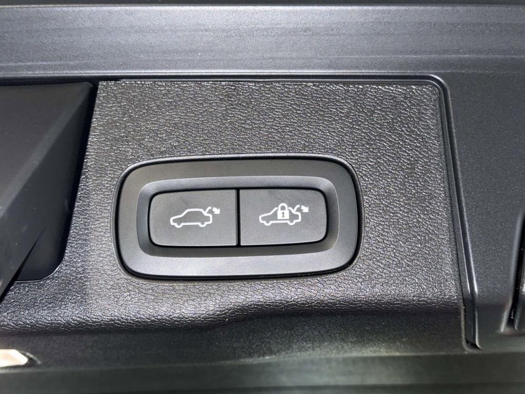 Used 2024 Volvo XC60 B5 Plus AWD/4WD image 18