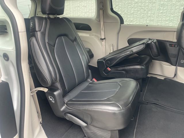 Used 2024 Chrysler Pacifica Touring-L image 15