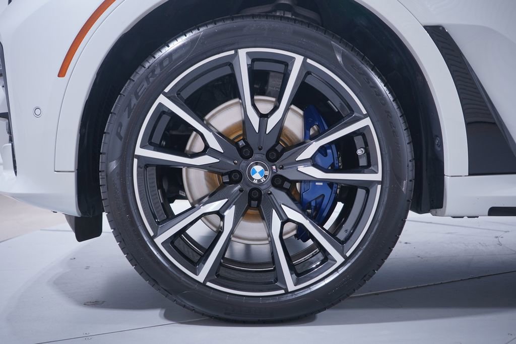 Used 2022 BMW X7 xDrive40i w/ M Sport Package image 2