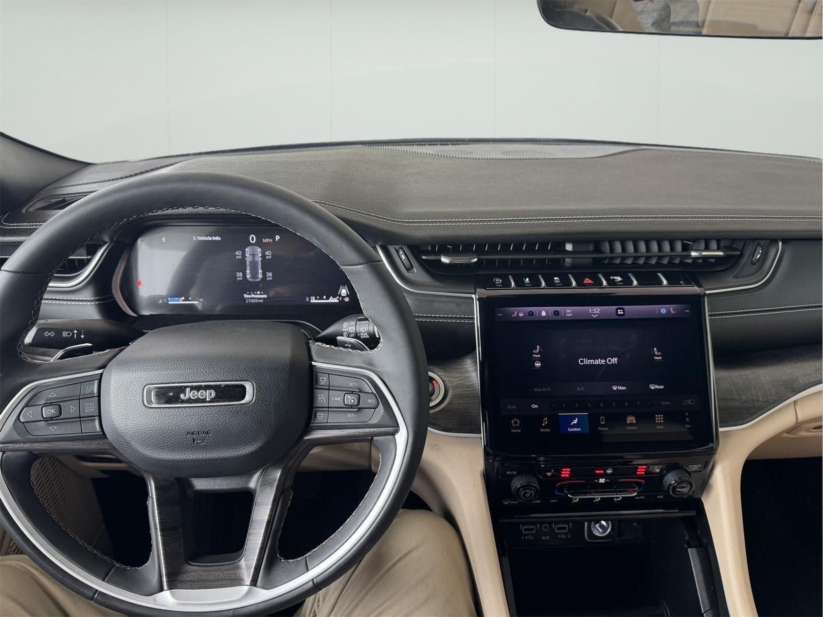 Used 2025 Jeep Grand Cherokee Limited AWD/4WD image 26