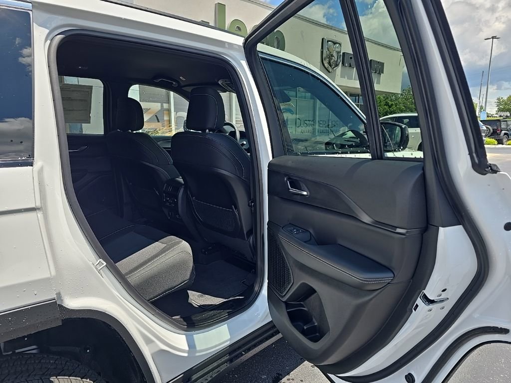 New 2025 Jeep Grand Cherokee Laredo w/ Luxury Tech Group I image 19