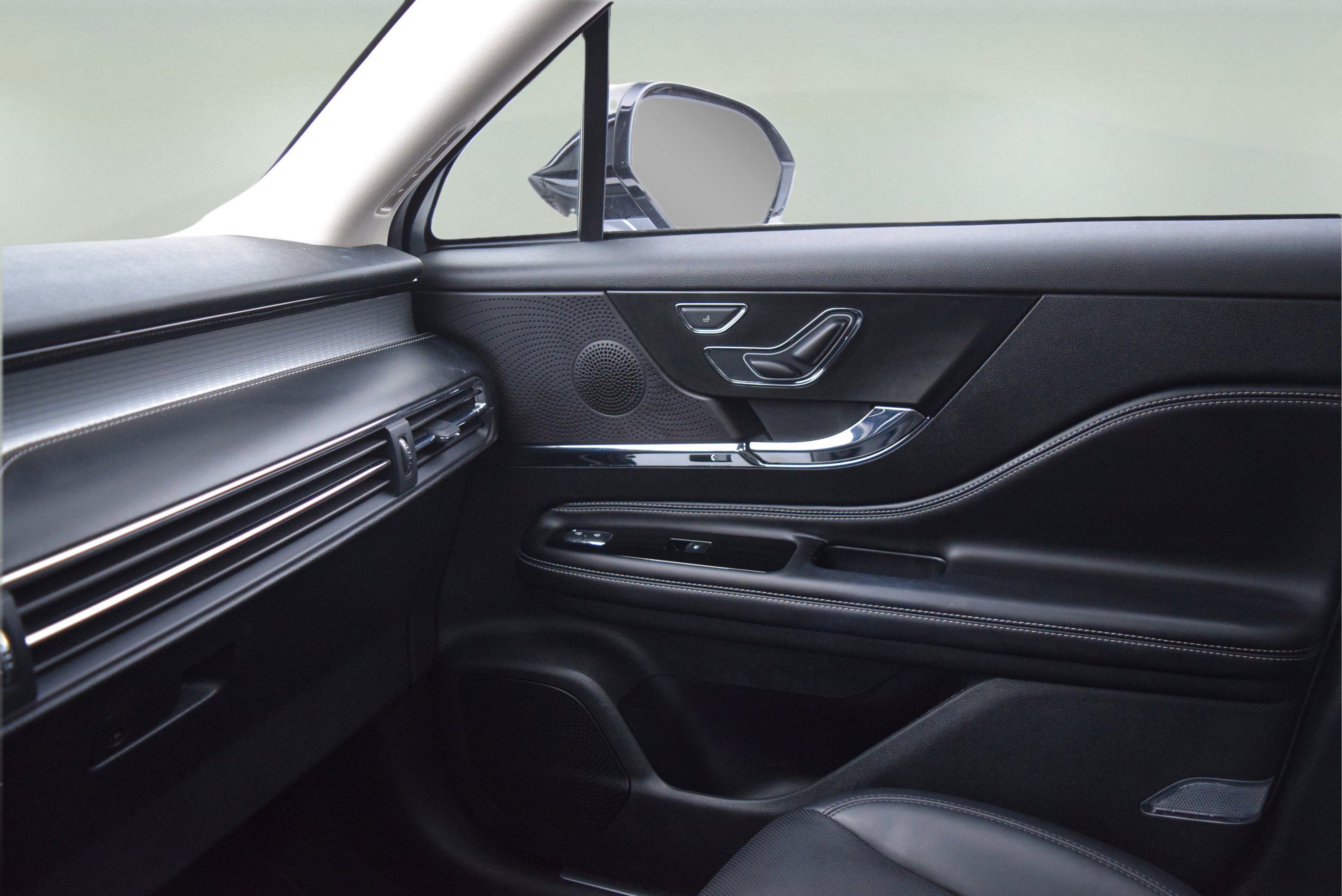 Used 2024 Lincoln Corsair Premiere w/ Equipment Group 101A image 16