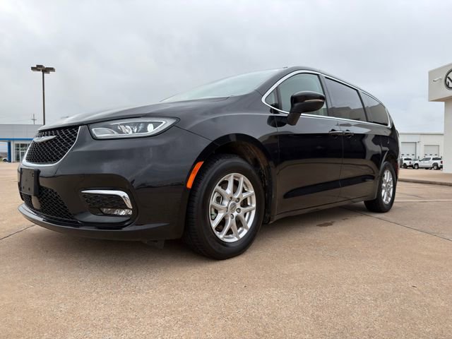 Used 2023 Chrysler Pacifica Touring-L FWD image 7