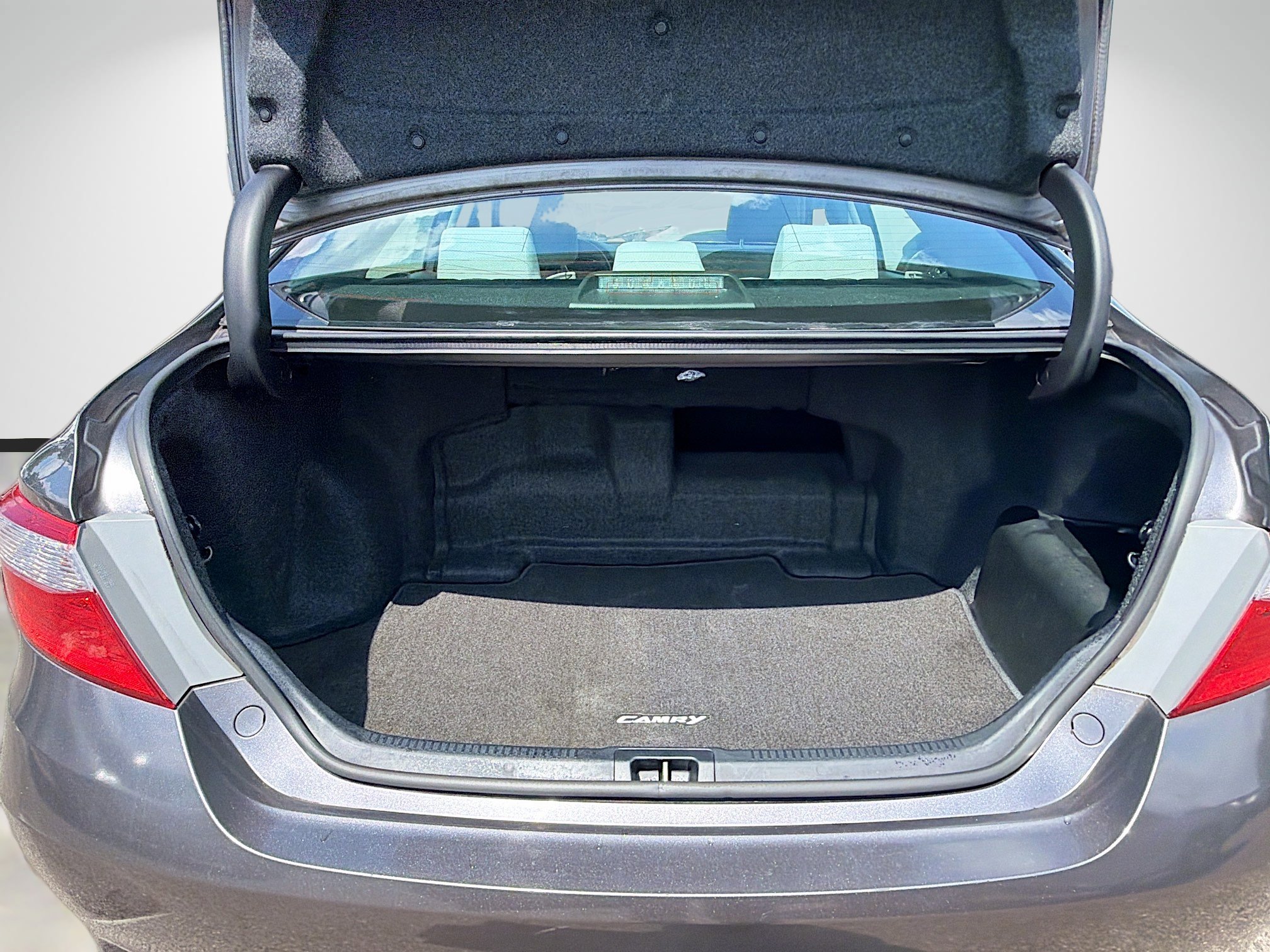 Used 2015 Toyota Camry LE image 12