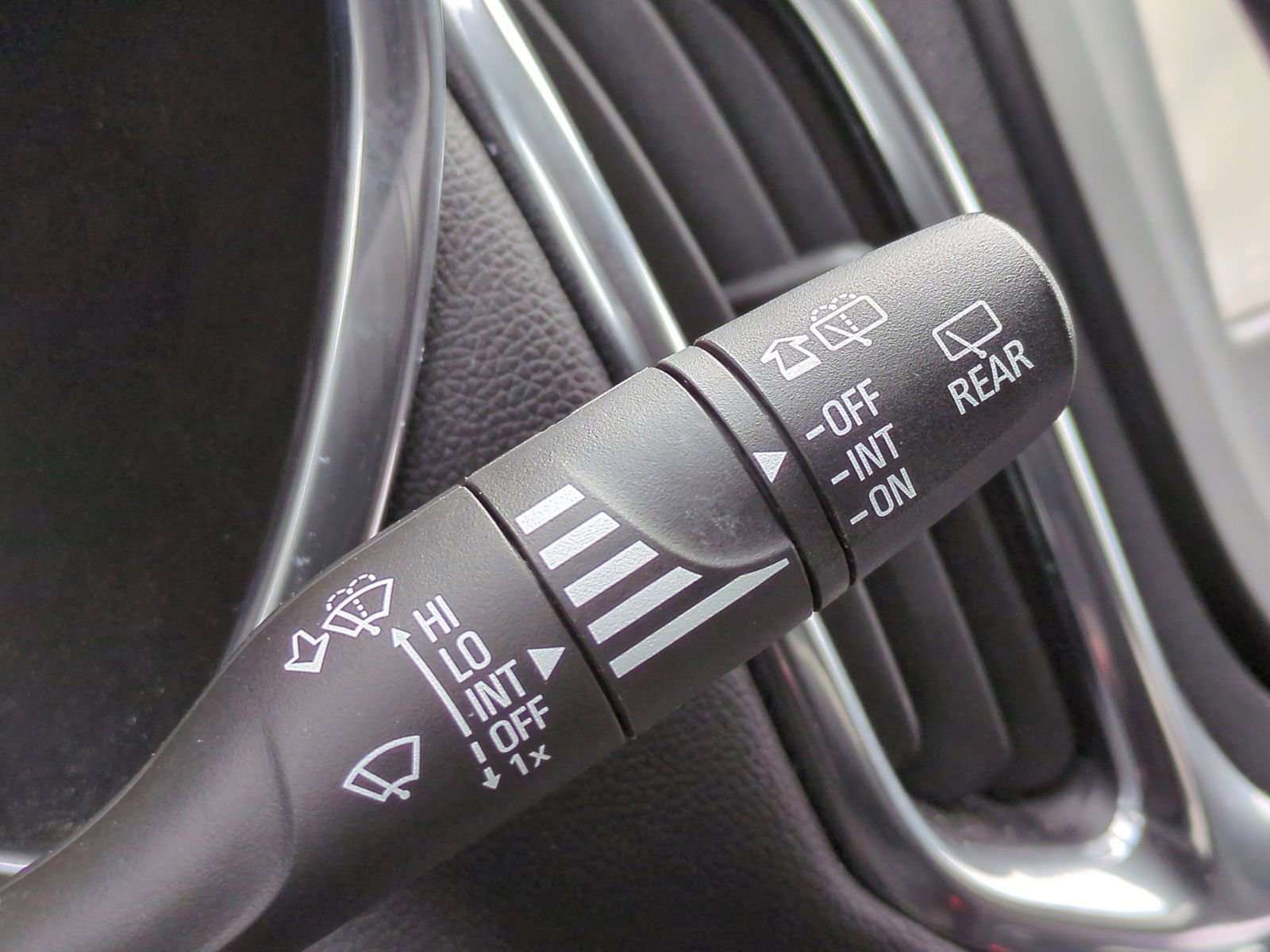 Used 2019 Chevrolet Equinox LT w/ Driver Convenience Package image 32