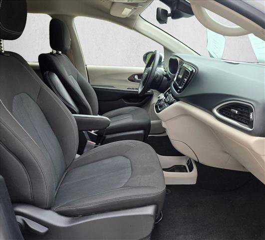 Used 2023 Chrysler Voyager LX image 18
