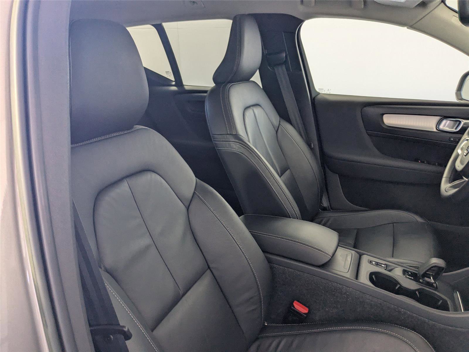 Used 2022 Volvo XC40 T5 Momentum image 29