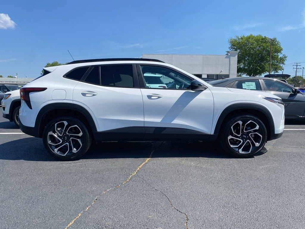 Certified 2024 Chevrolet Trax RS FWD image 2