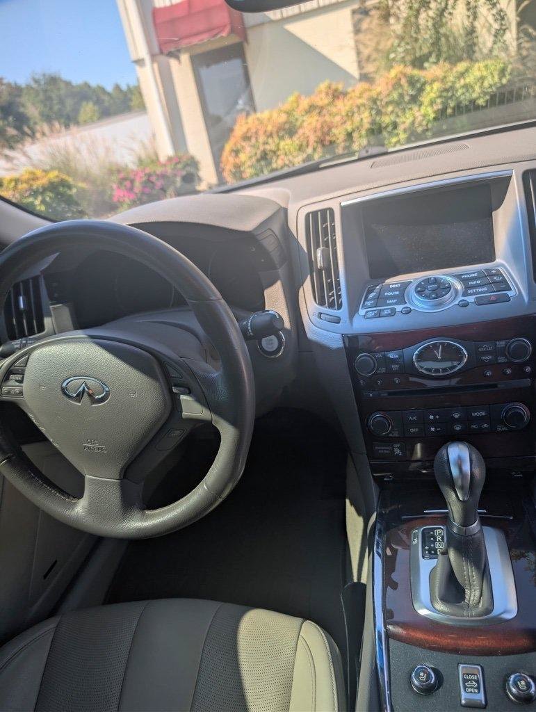Used 2015 INFINITI Q60 Convertible w/ Premium Package RWD image 8