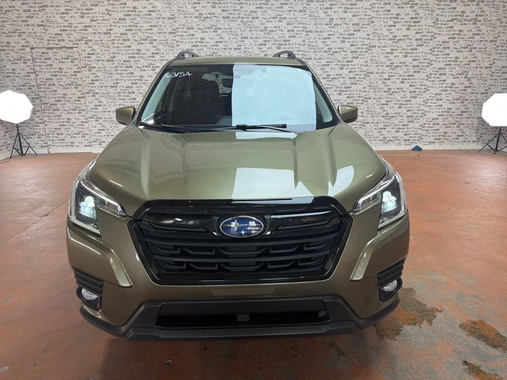 Used 2022 Subaru Forester Premium AWD/4WD image 2