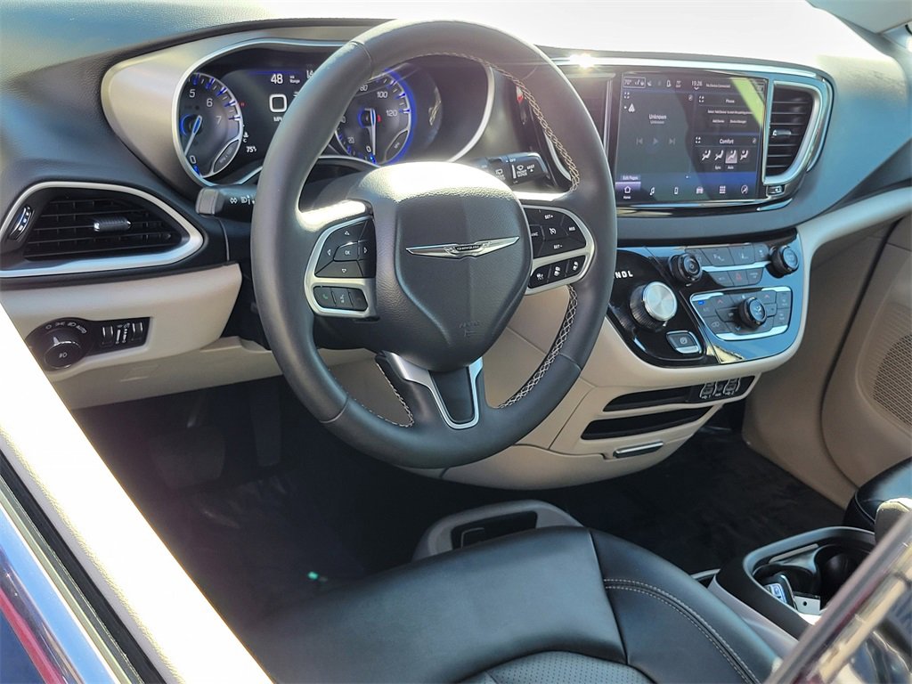 Used 2024 Chrysler Pacifica Touring-L image 3