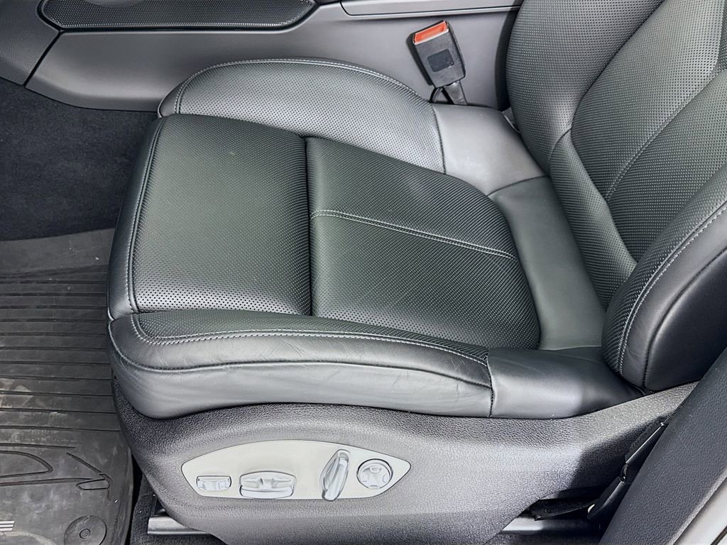 Certified 2025 Porsche Macan image 13
