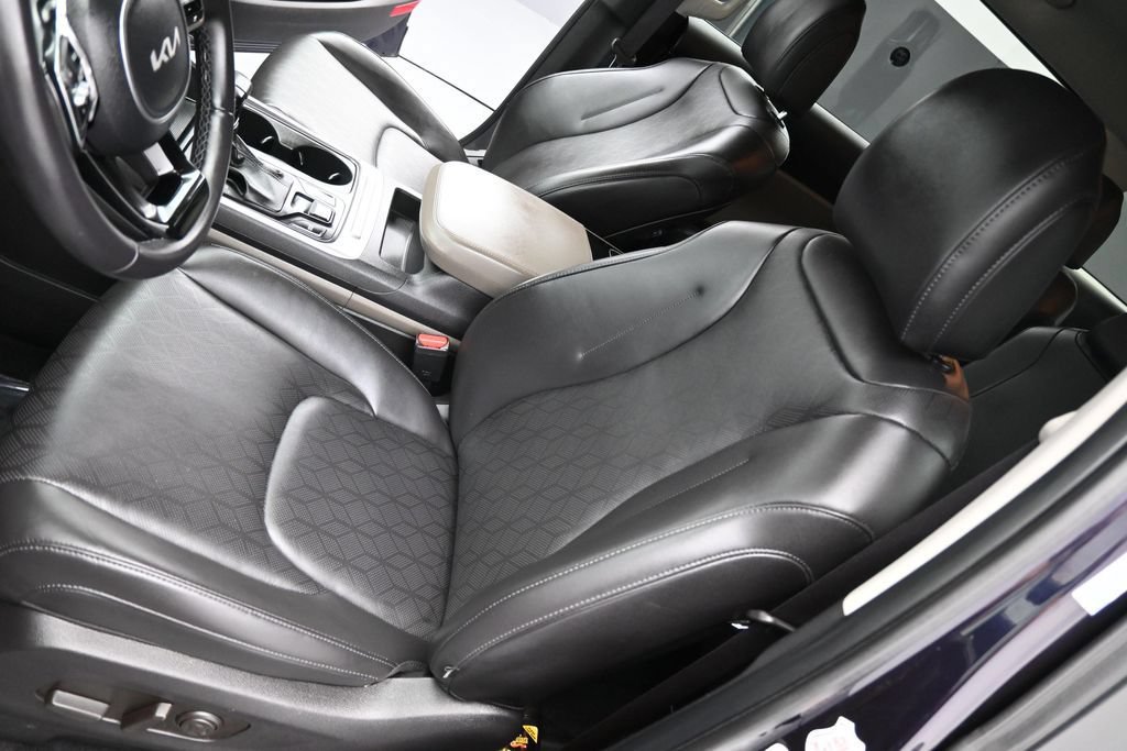 Used 2025 Kia Carnival FWD image 11