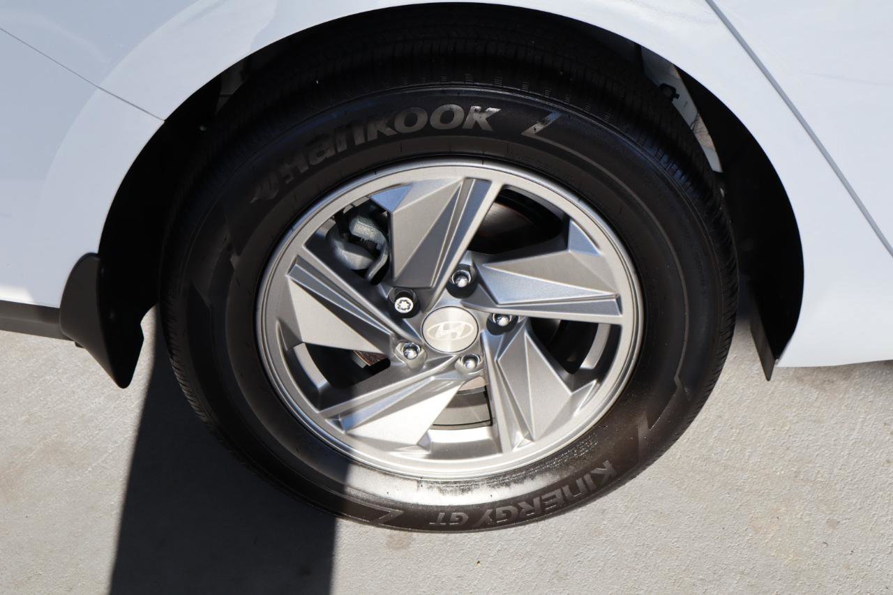 Used 2025 Hyundai Elantra SE image 43