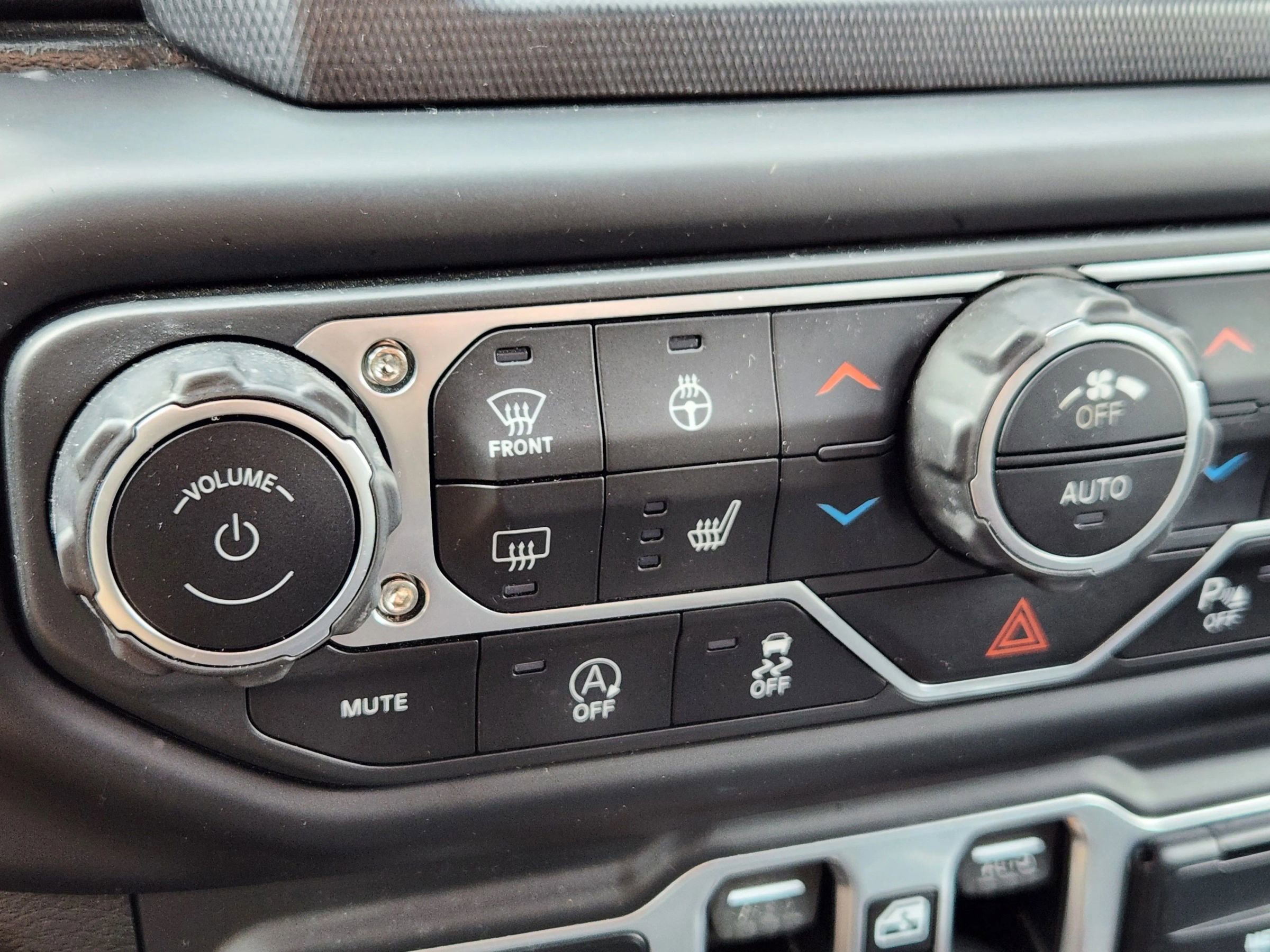 Used 2018 Jeep Wrangler Unlimited Sahara w/ Dual Top Group image 36