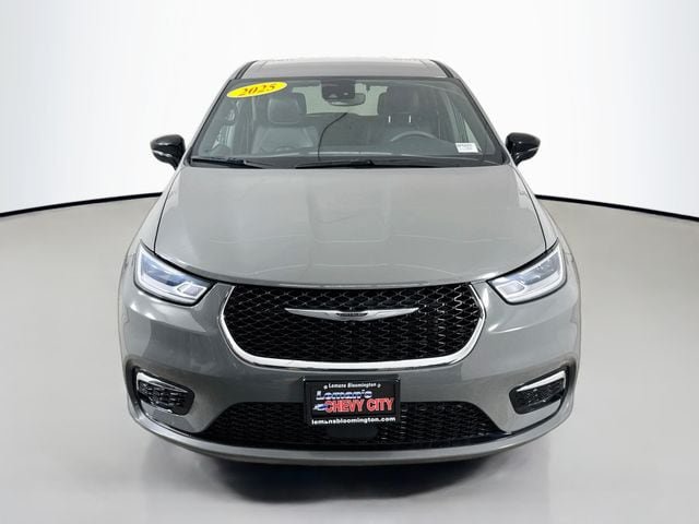 Used 2025 Chrysler Pacifica Select FWD image 2