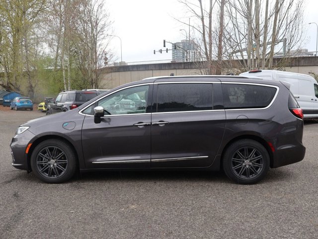 Used 2021 Chrysler Pacifica Limited w/ Uconnect Theater Family Group image 8