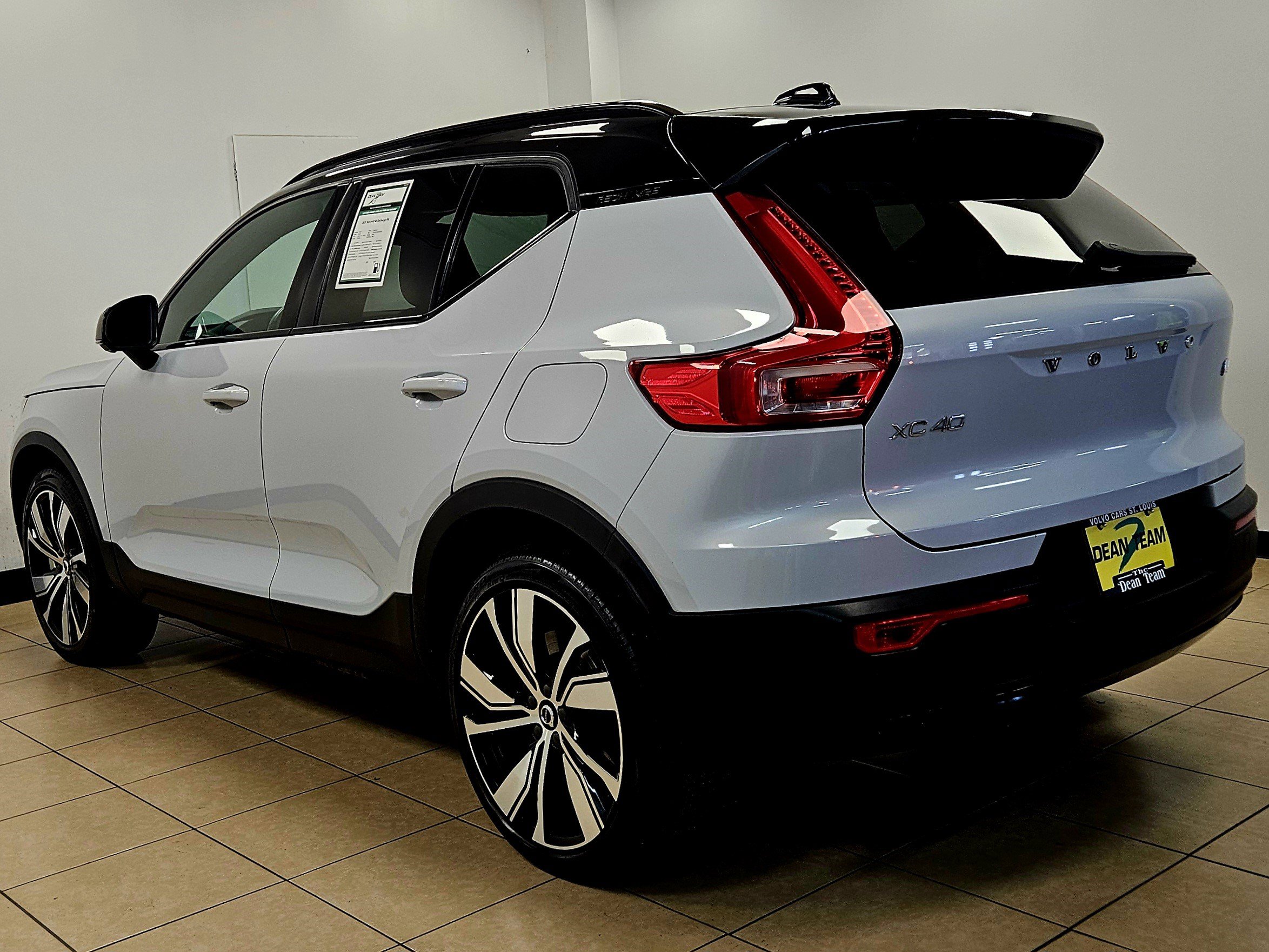 Used 2021 Volvo XC40 P8 Recharge image 5