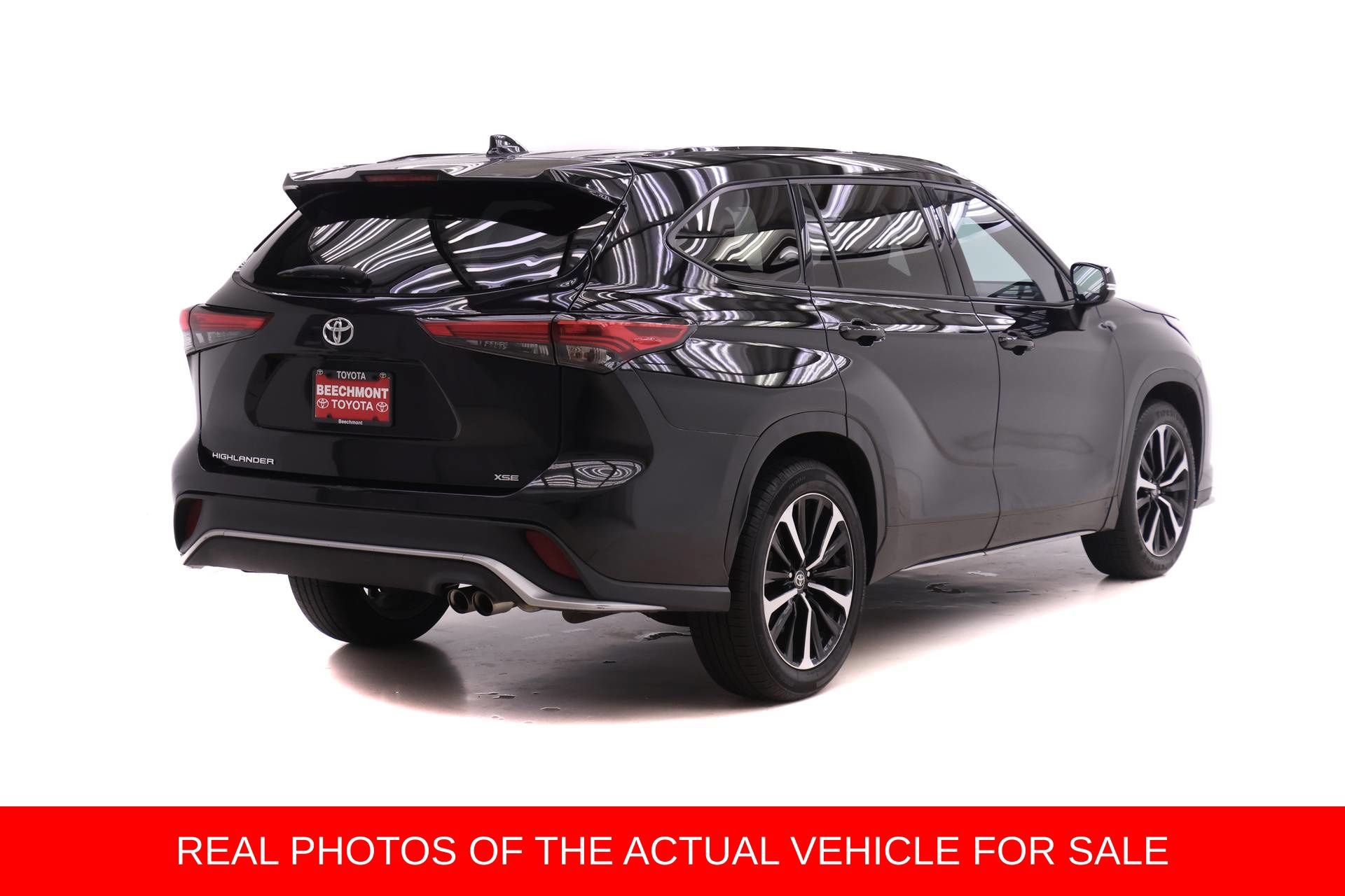 Used 2022 Toyota Highlander XSE FWD image 2