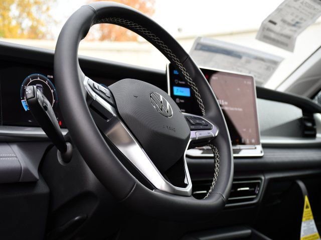 New 2026 Volkswagen Tiguan SE FWD image 11