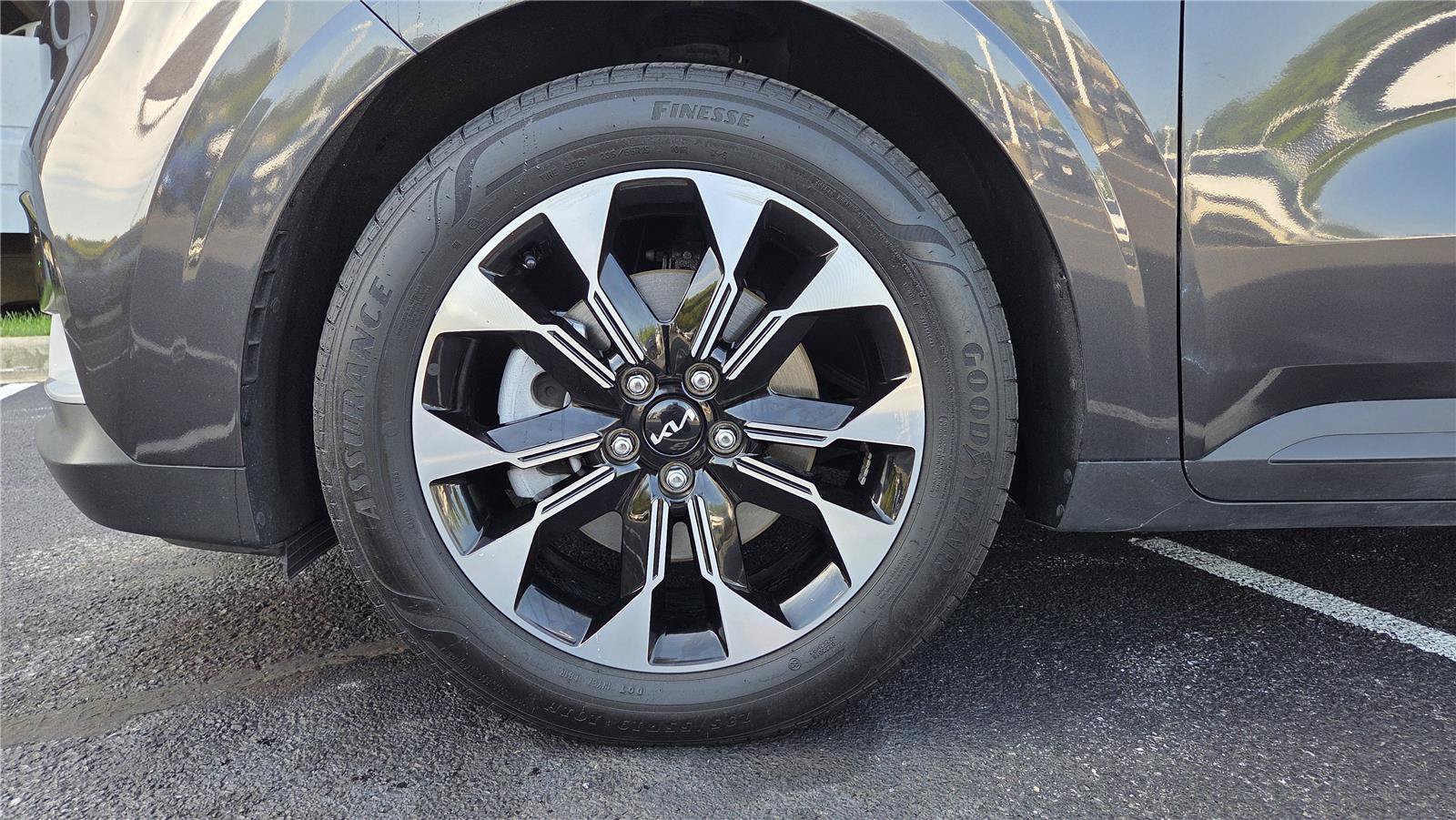 Certified 2024 Kia Carnival EX FWD image 11