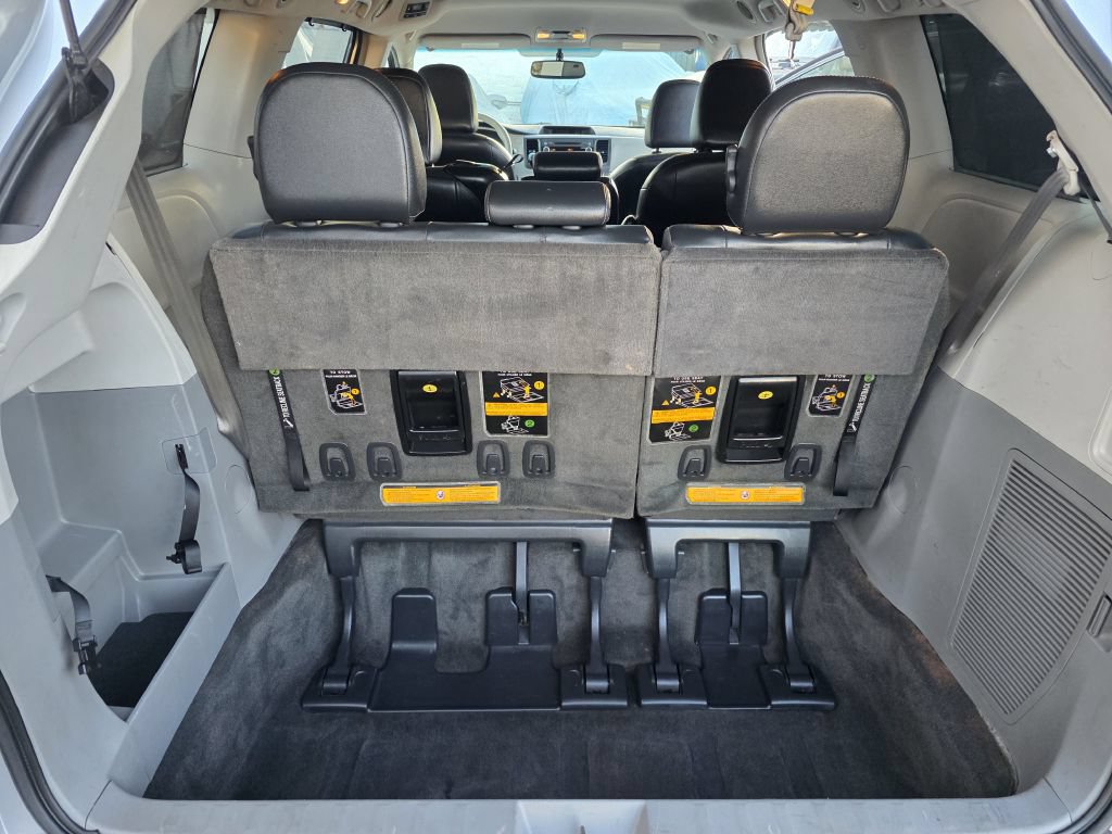 Used 2014 Toyota Sienna SE FWD image 27