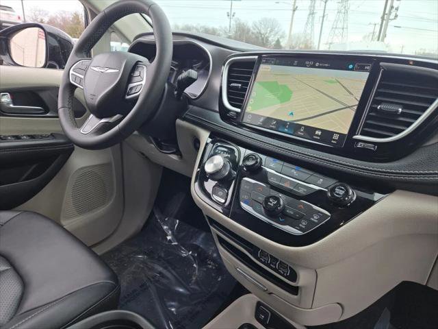 Certified 2024 Chrysler Pacifica Select image 7