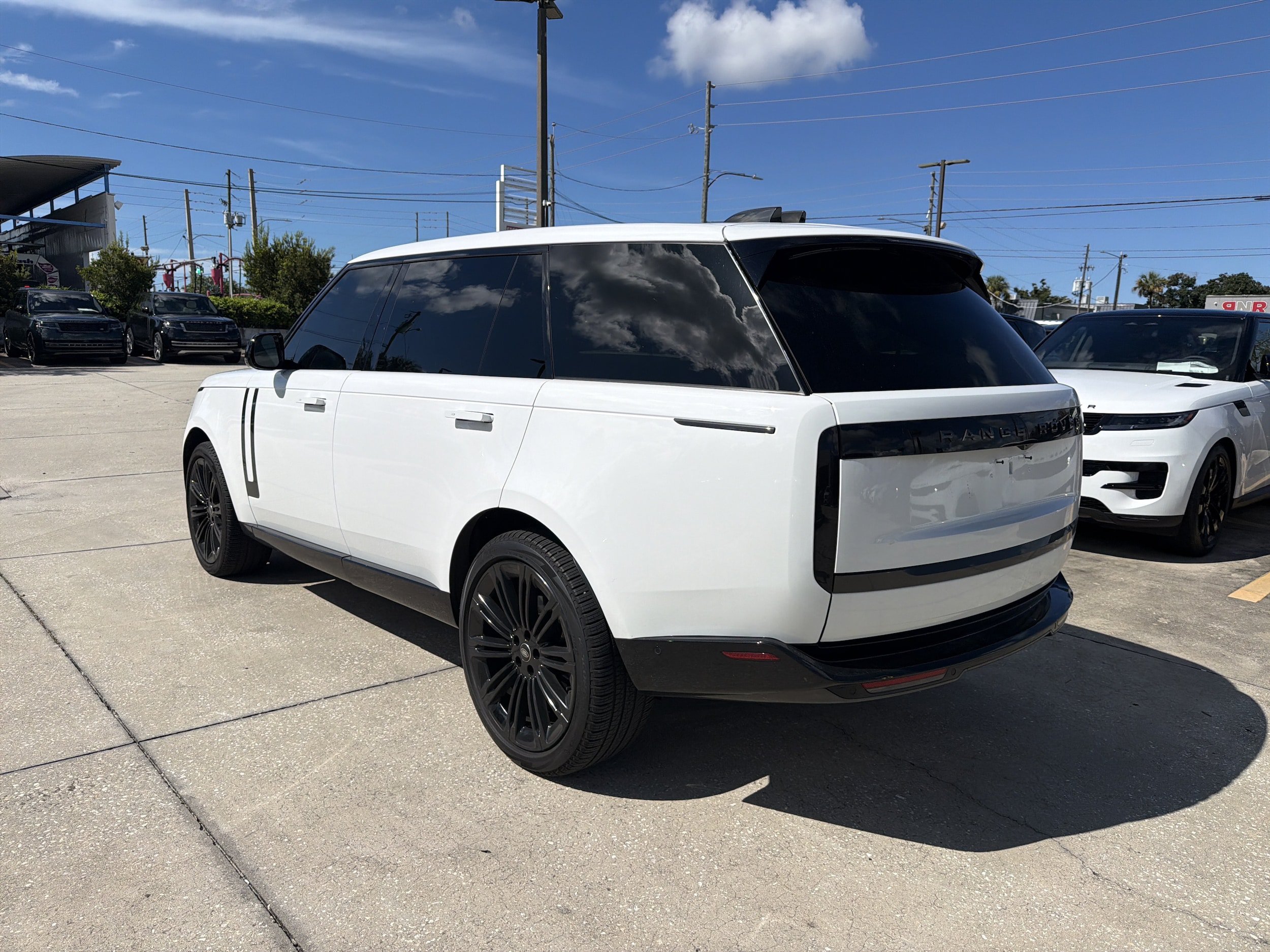 Used 2024 Land Rover Range Rover Long Wheelbase SE AWD/4WD image 4