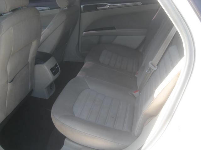 Used 2019 Ford Fusion SE image 12