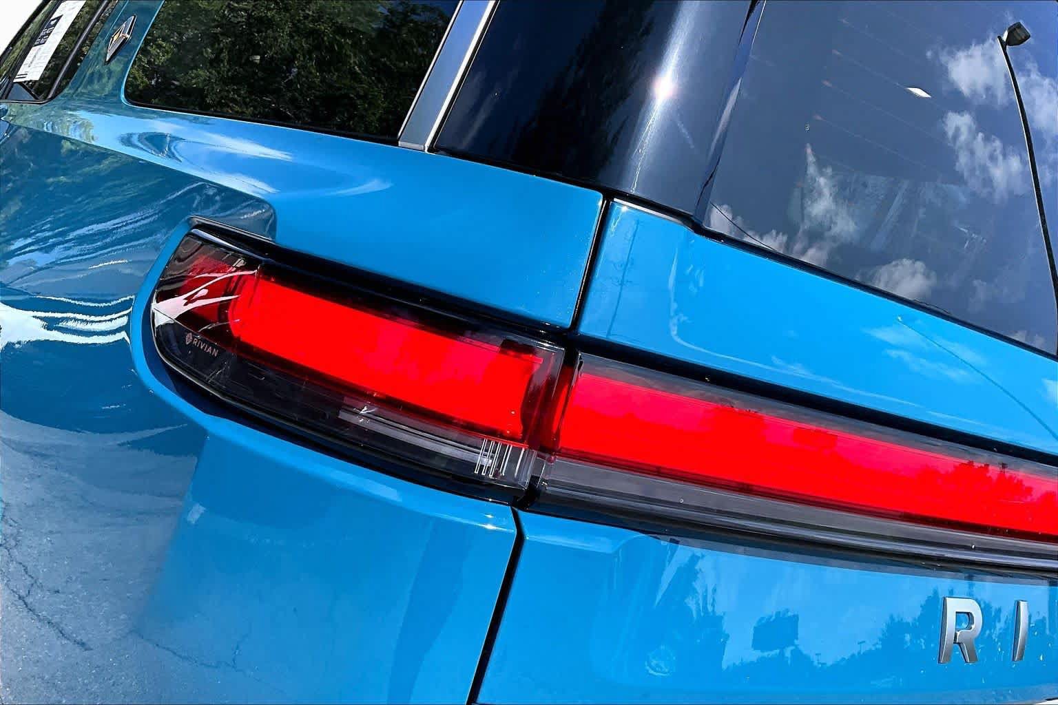 Used 2023 Rivian R1S Adventure AWD/4WD image 28