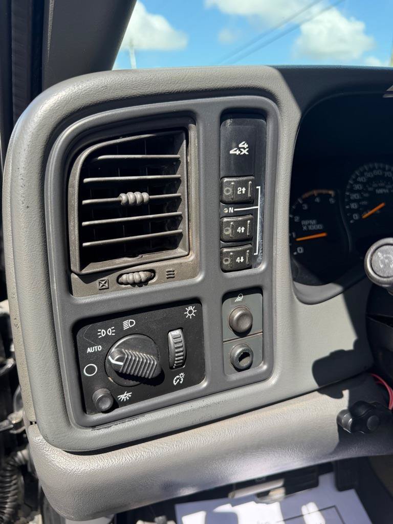 Used 2005 Chevrolet Silverado 2500 LT w/ Heavy-Duty Power Package AWD/4WD image 9